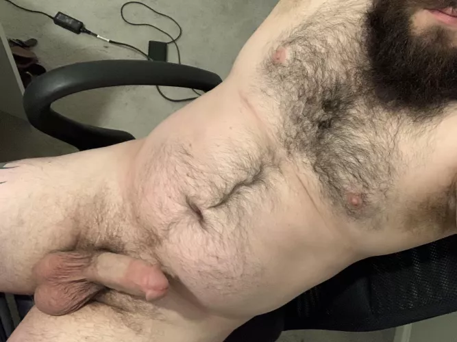 Looking for a chubby woman to come ride my cock 👀