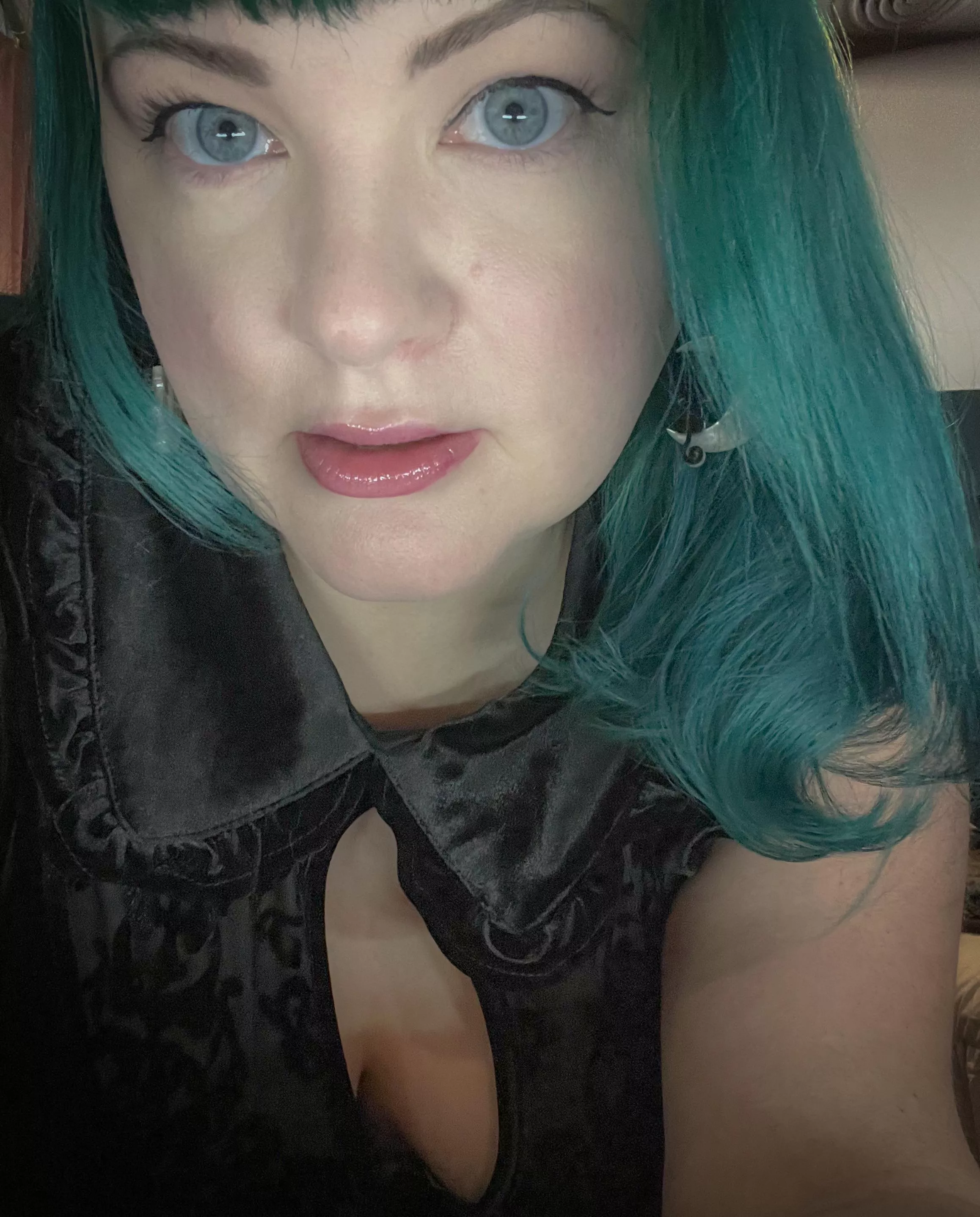 Love my black velvet 👗 💕