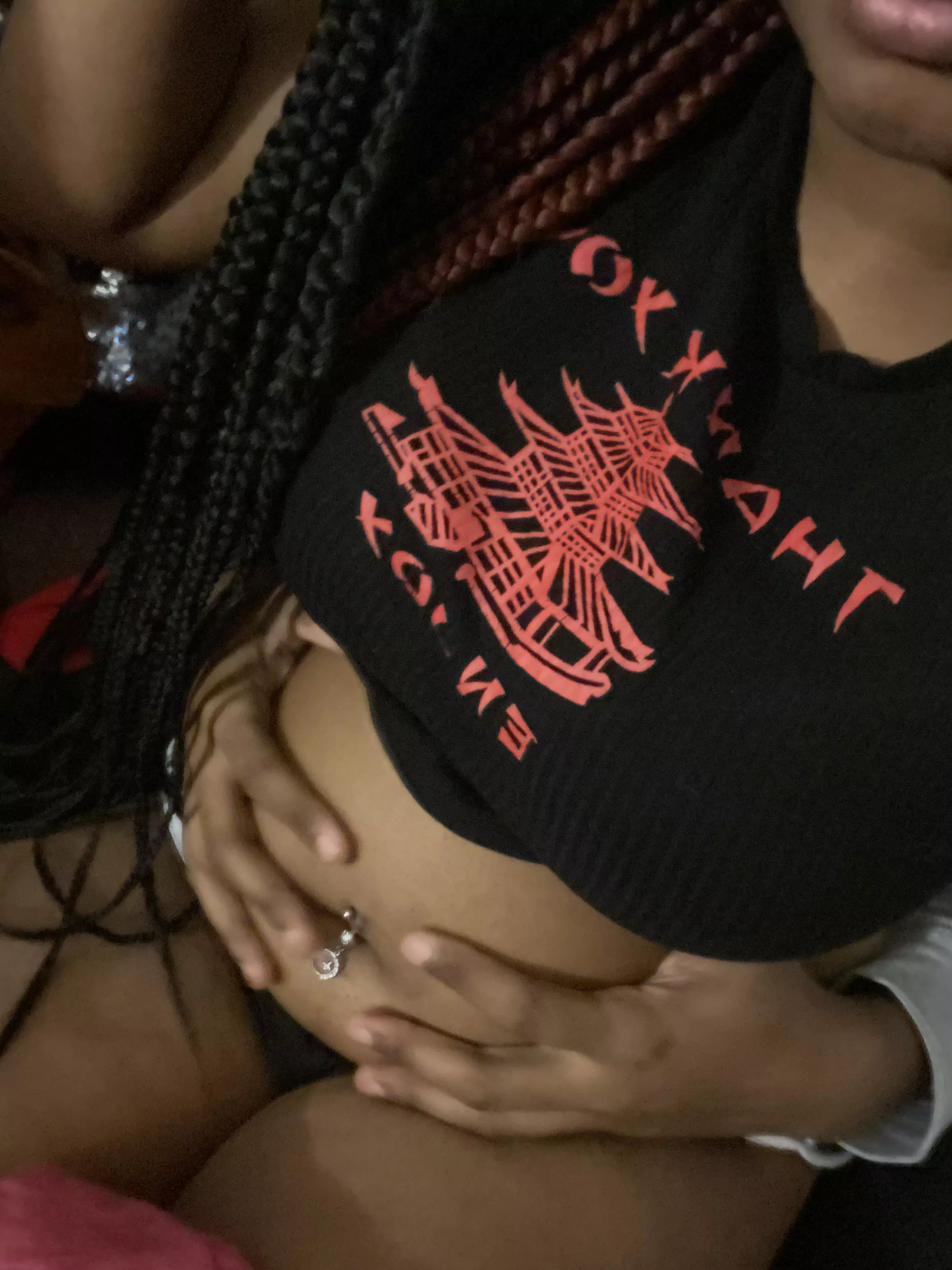 Love my partner’s hands all over my belly 😍