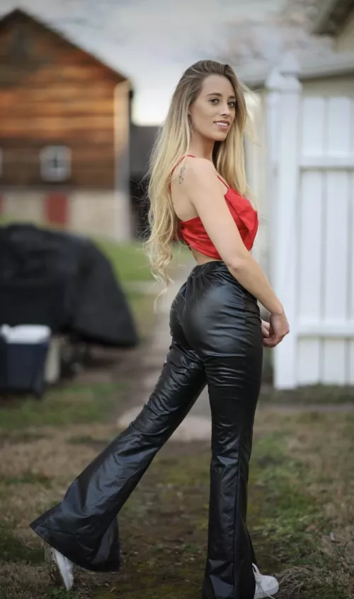 Love the way my ass pops in leather pants