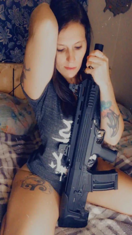 Milfs tattoos & guns