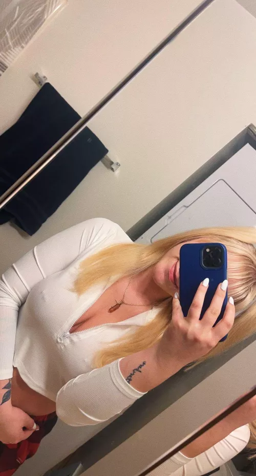 No bra never hurt anyone, right?😩