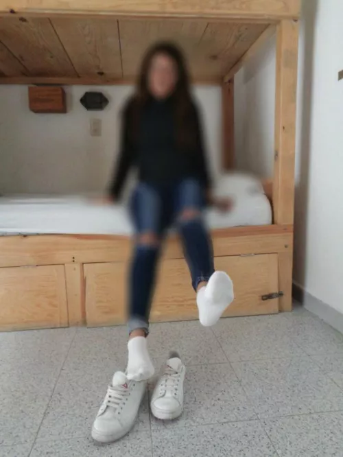 smell my (21yo) step sister's after workout feet...