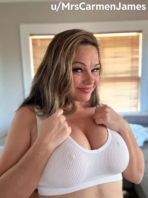 Some mom cleavage to brighten your morning 🤍💋 40F