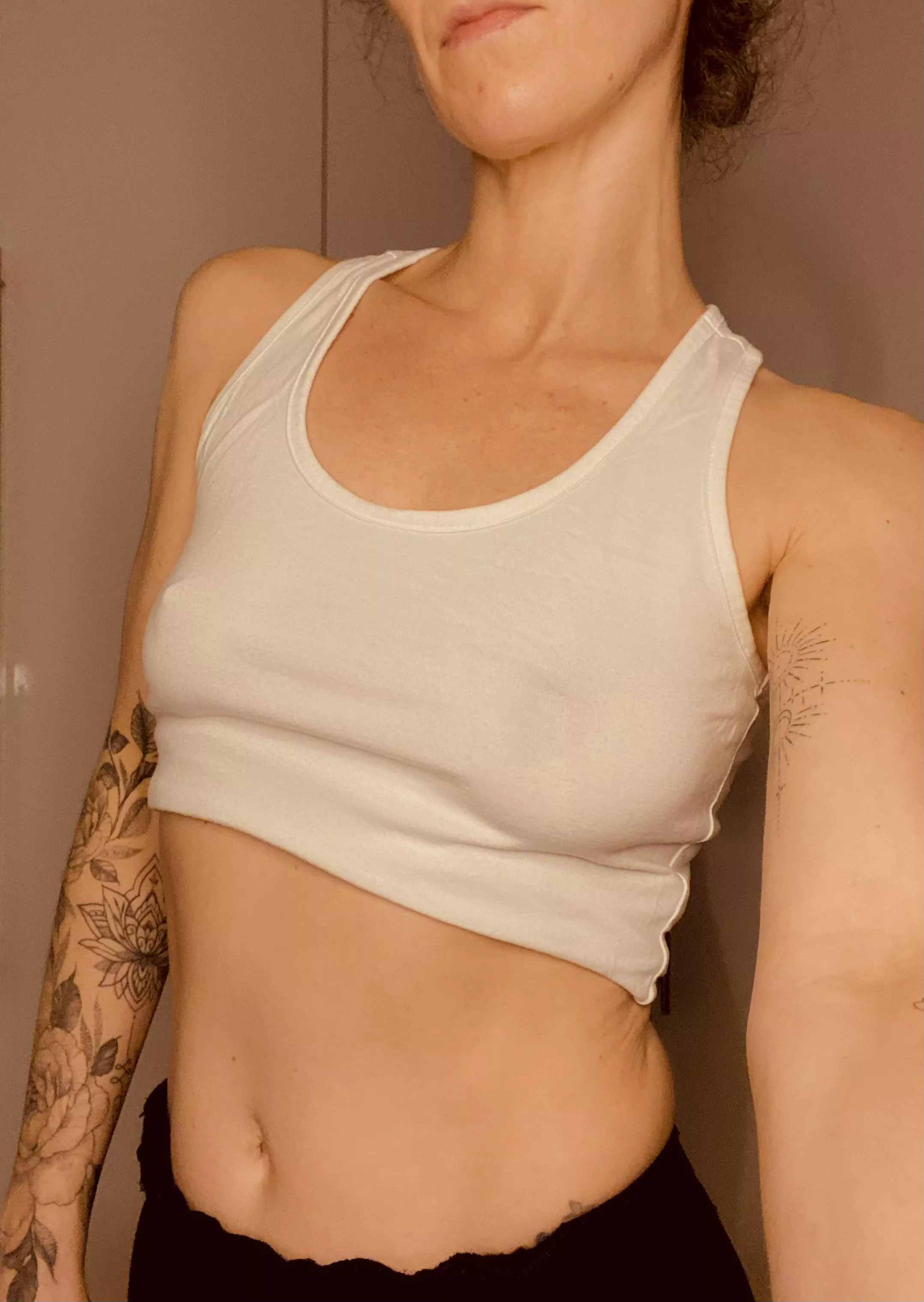 Sweats crop top and no bra (of course)😉