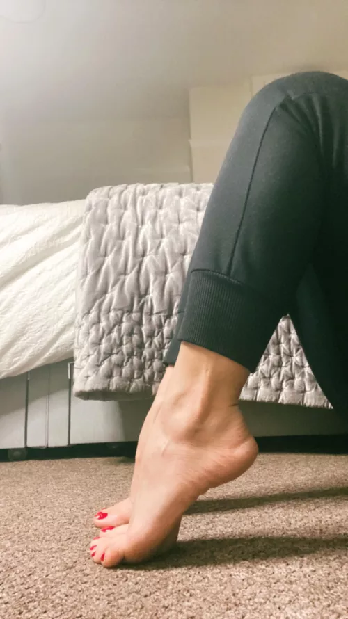 Who’s gonna lick my soles in this position?