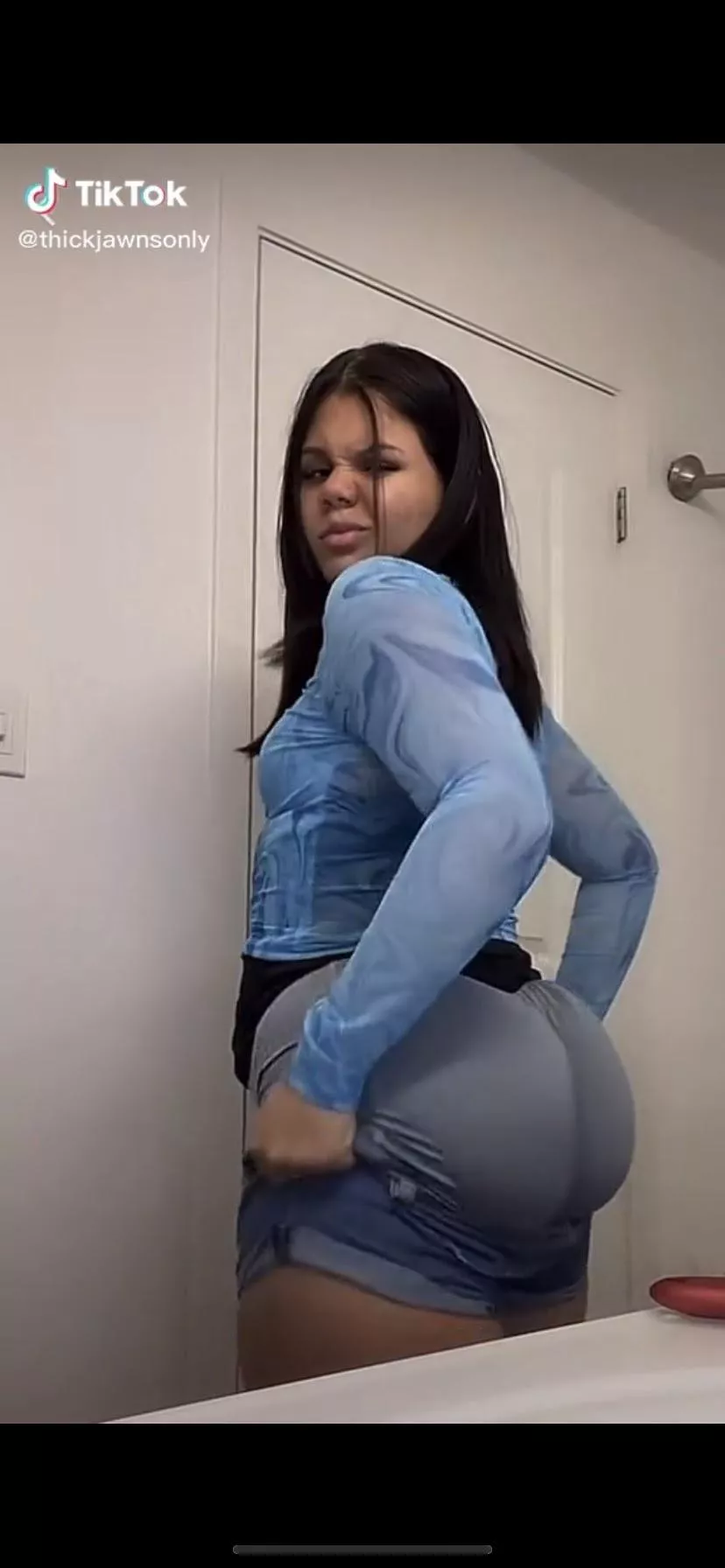 Yo she got cake. Anybody got the @?