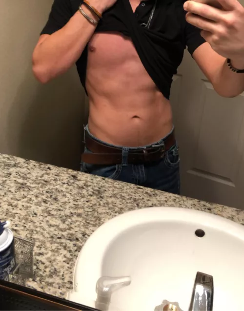 21 M Looking to cum live? Pretty boy here. Smooth or slim only. Start with a video of pic of it for a response. SC : hootersboy007