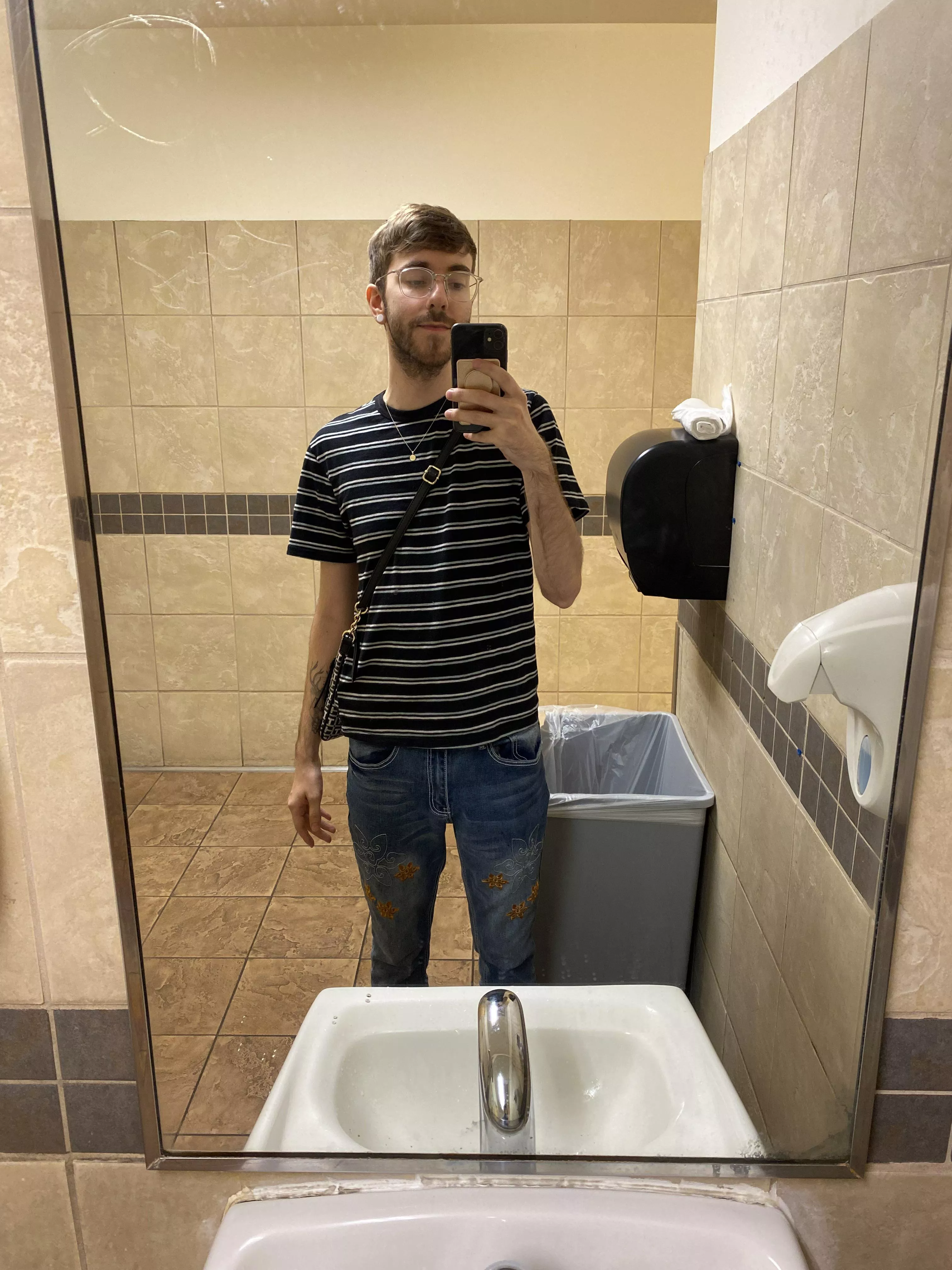 Always taking advantage of an empty bathroom with a mirror