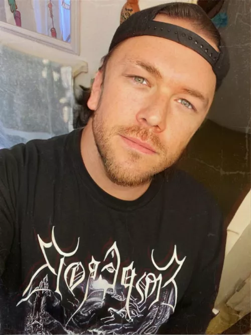 Anyone else in here been single for 3+ years!? Where the rest of my miserable single gays at? 😂💀🤘🏼