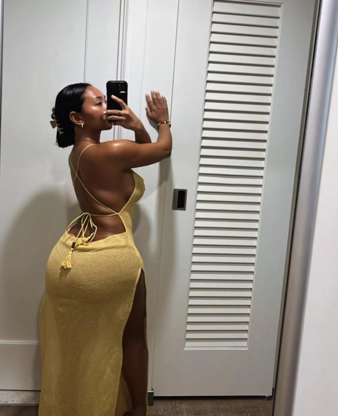 Big booty in yellow