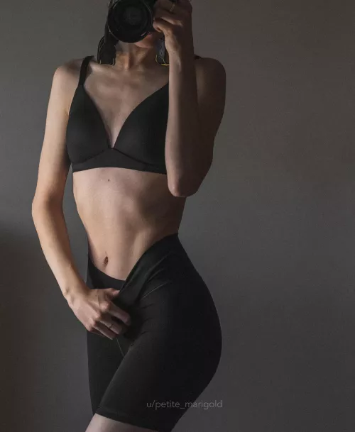 Bite-sized, super fit Asian girl 🥰