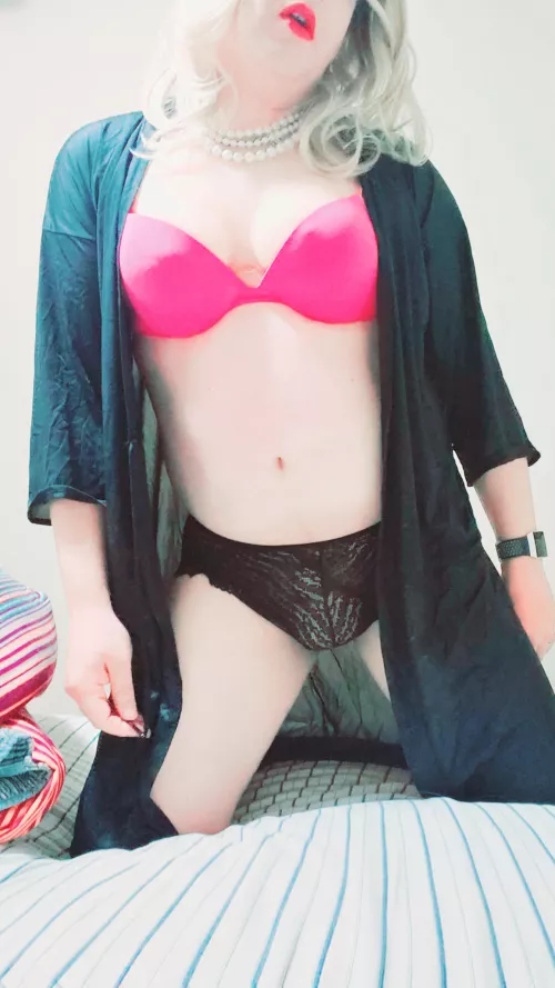 bulging lace makes me feel feminine ☺️ ✨️