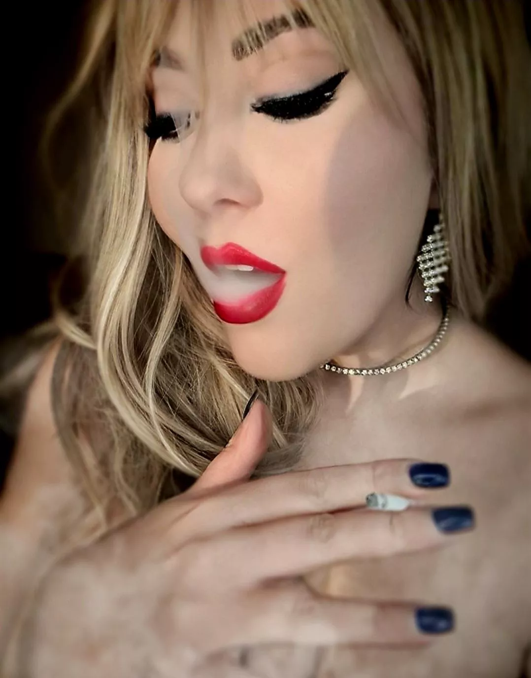 Creamy white exhales against full red lips * chefs kiss * 😏💯