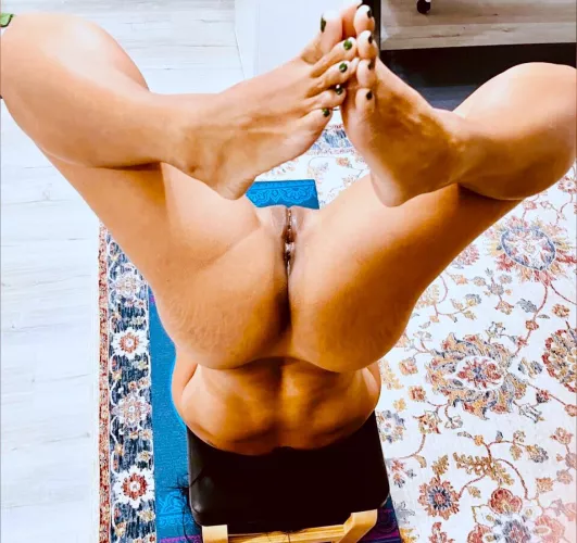 Early morning yoga sessions start my day off the right way 🧘🏽‍♀️