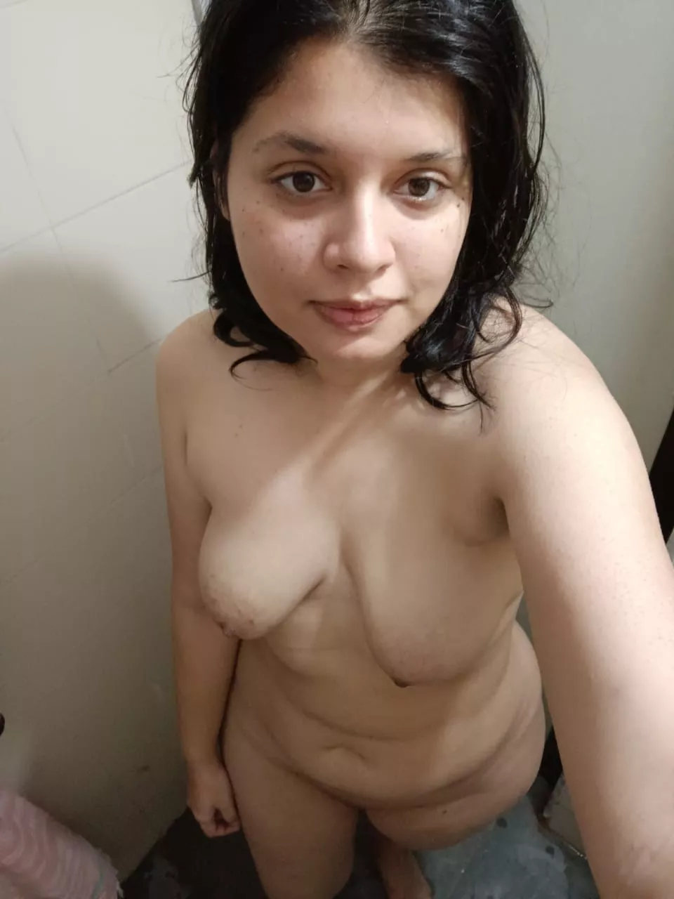 F28, 135lbs, 5'5 I have deleted many times this pic as I used to feel very nervous and shy but I have decided to repost again and would love your suggestions 🥰