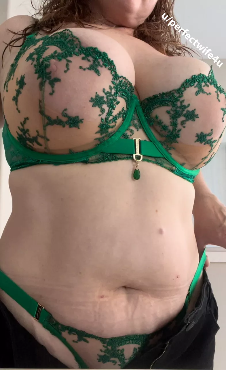 HOTMOM waiting for you on my VIP page, 50% off now, check it out