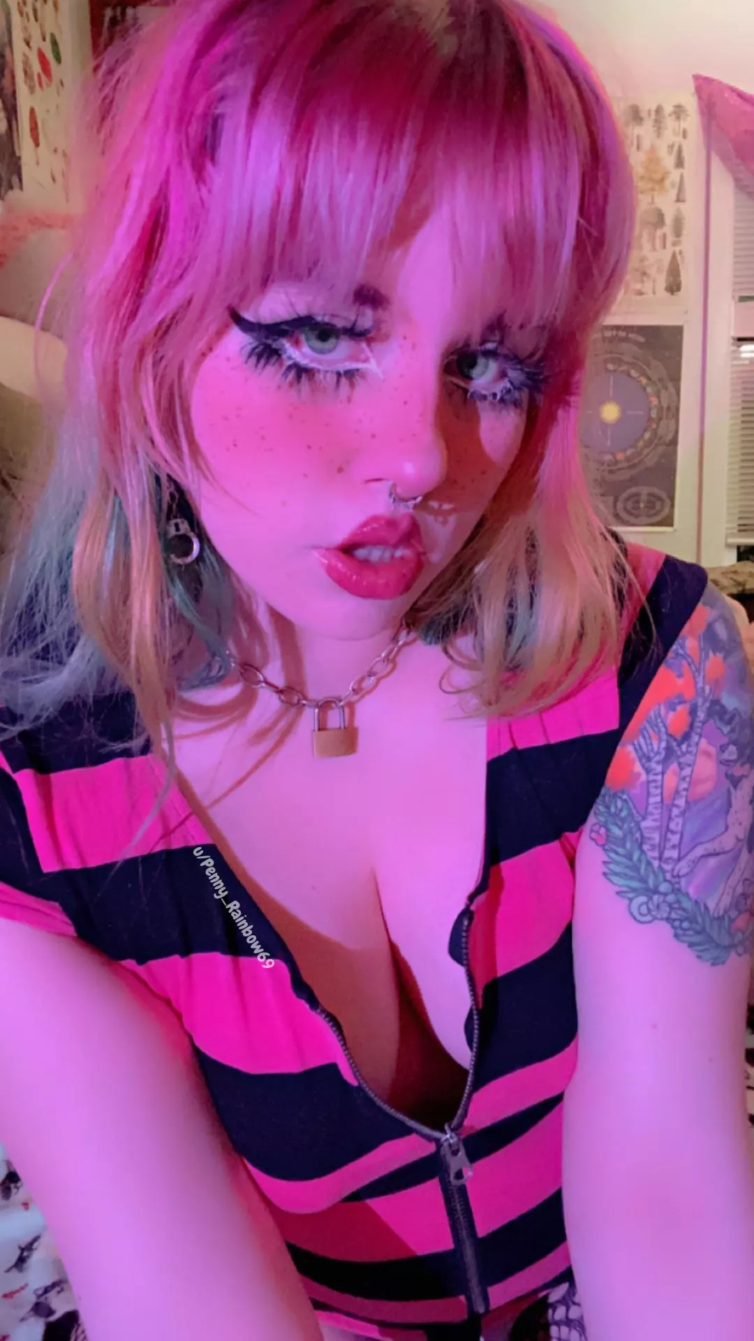 I love the early 2000s emo style