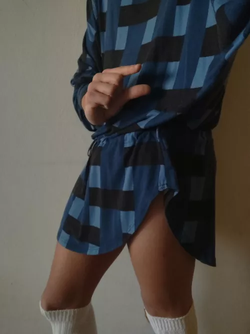 If your 🍤 is this big(small) or even smaller I want you bent over and ready for mommy! 😋