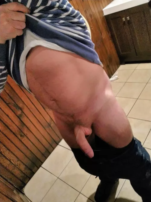 it's my bday weekend and I'm posting a nude from every pub! [40s]