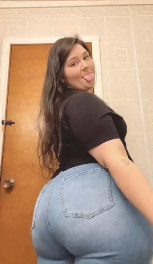 Lotta 🍑🍑 in jeans