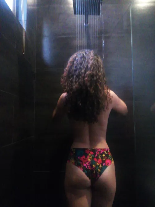 My hair looks the best when I'm about to shower 😅