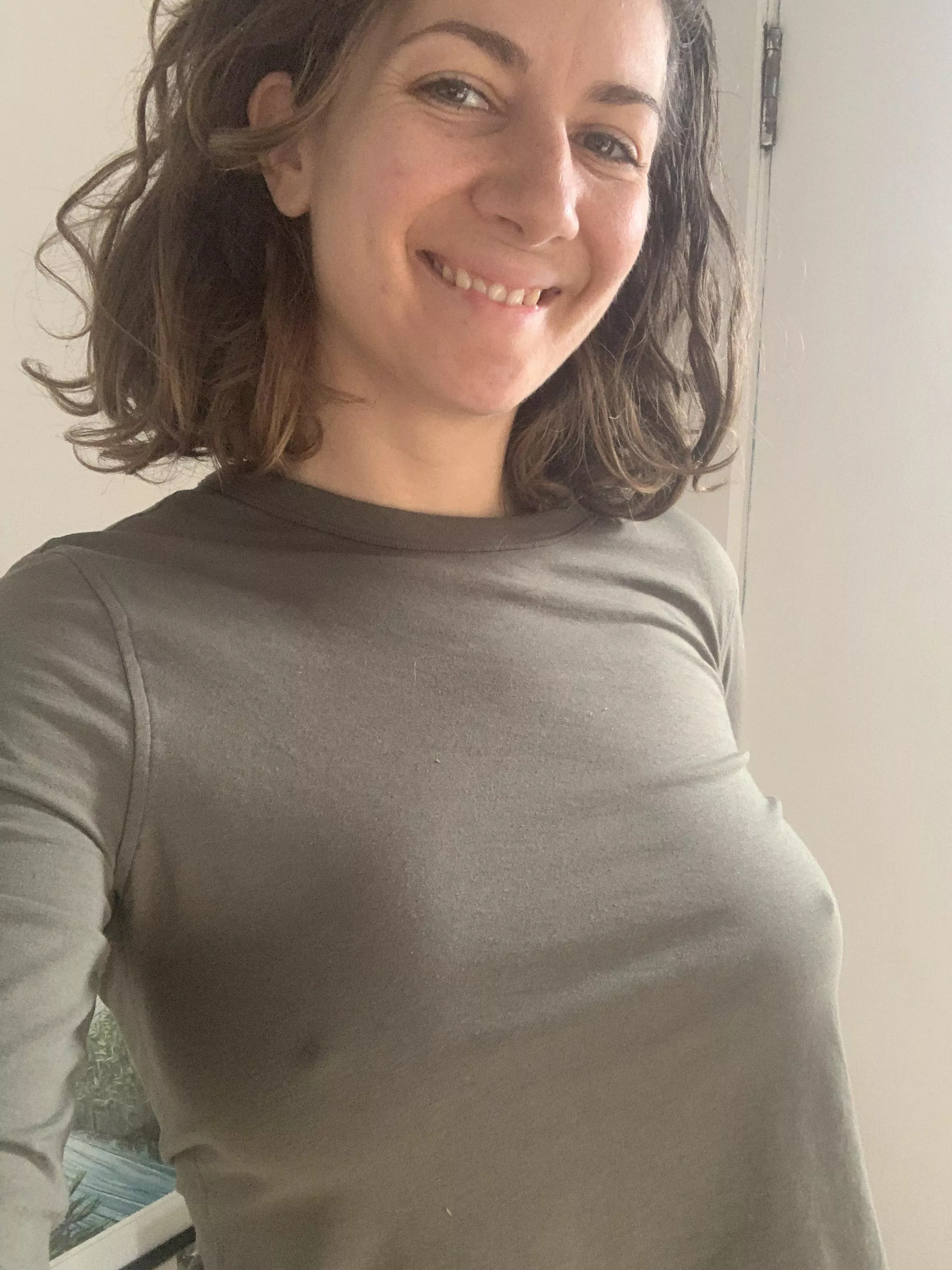 No bra + no makeup ✌🏼