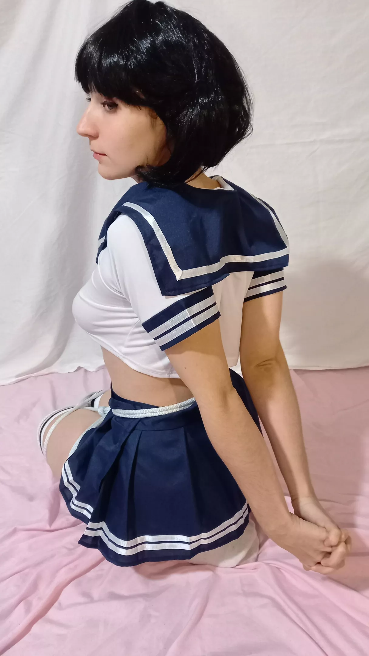 Sir, please tie my hands for my safety. [f]