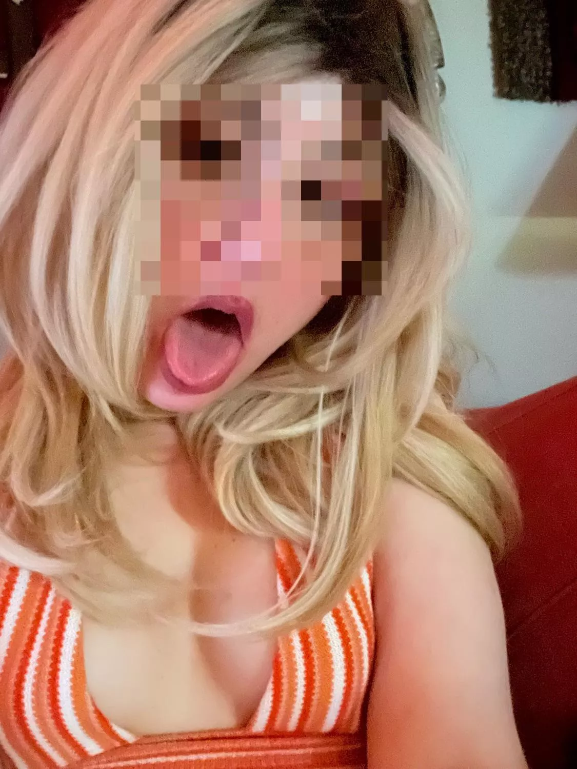 Small tit f(31) looking for big tit bimbo to entertain my bf m(32). DM me.