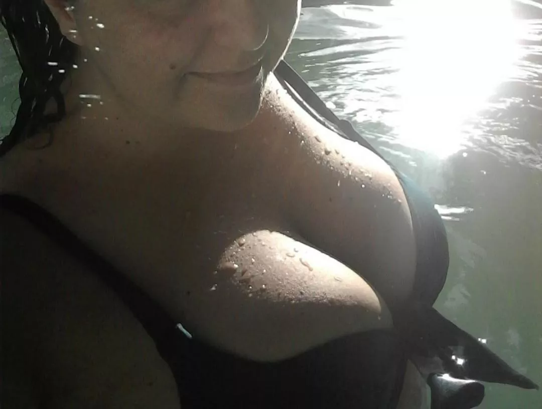 Titties droplets and wetty bottoms ⛱