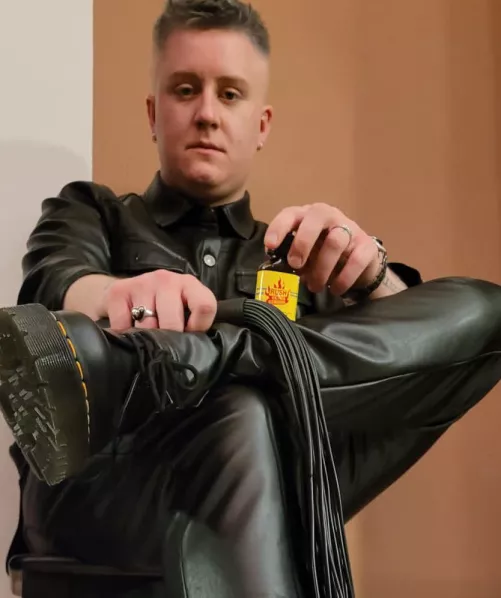 Who wants to show me his dick?