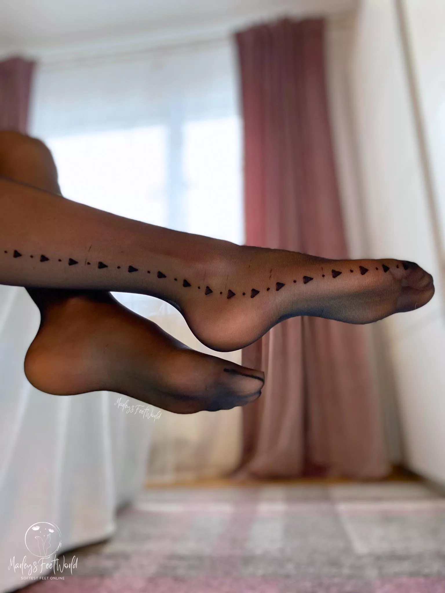 You can‘t stop starring at my cute nylon feet, right? 😇