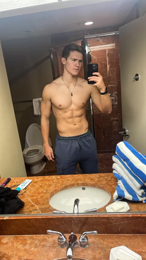 6’3 | 220 lb | Size 12 | Straight