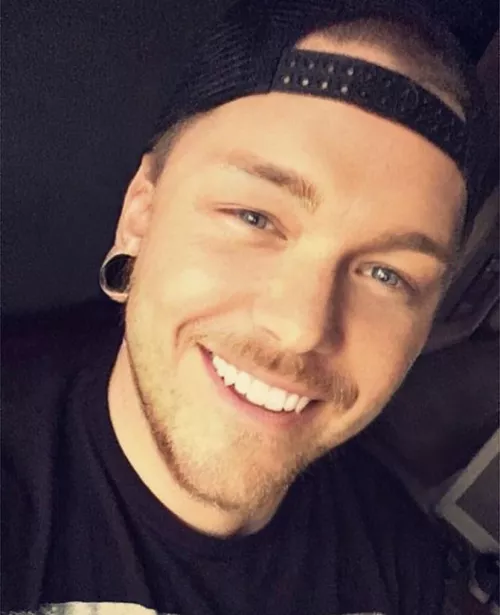 Any of you guys gonna need a roommate next year? I really wanna get out of Utah and I refuse to live with messy straight guys again. 🥴