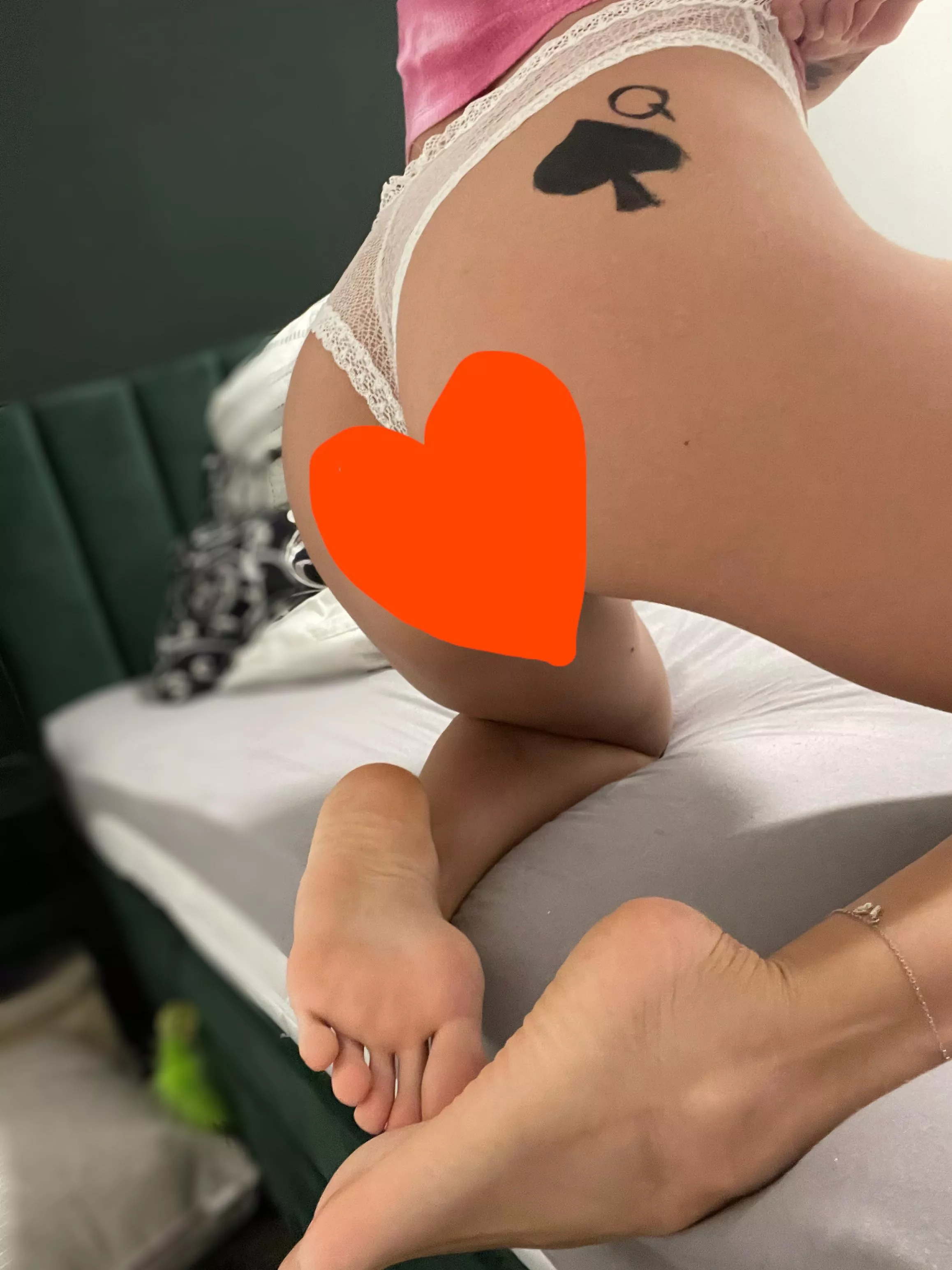 Can you smell my feet and my juicy ass?