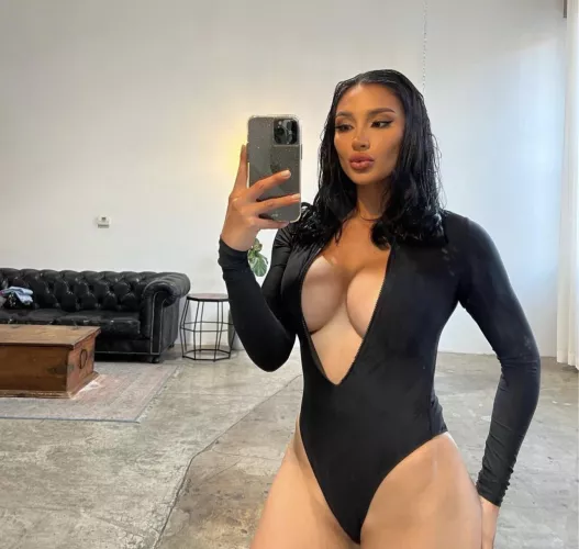 Exposing her cleavage