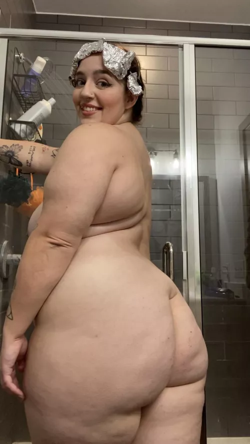 Got distracted by my body while dying my hair… Can you blame me? 🤤