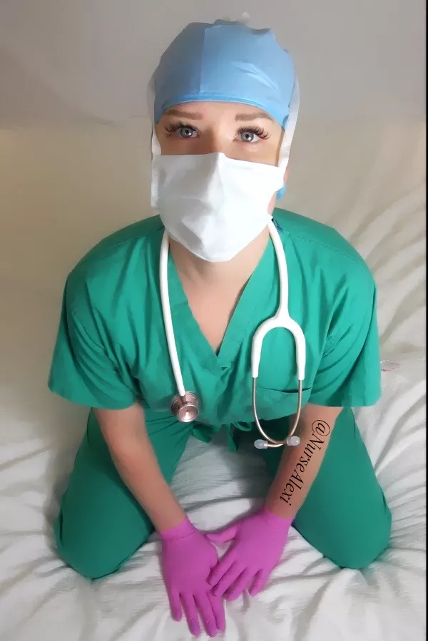 I examine from all angles 🩺🧤👅💋