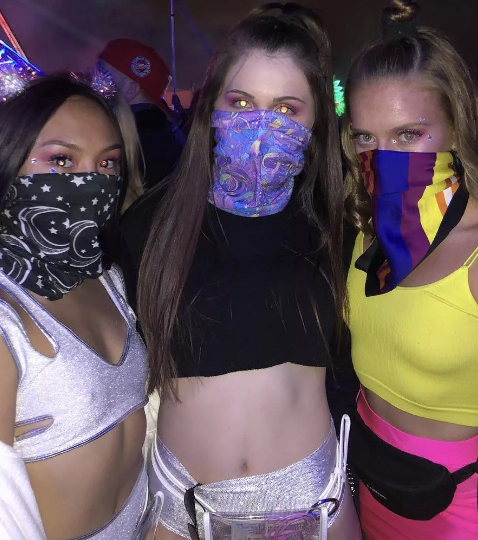 Imagine blowing a load while staring into those eyes 😵‍💫