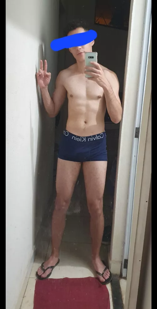 (m) 20. Ectomorph, athletic, gym 3 times per week.