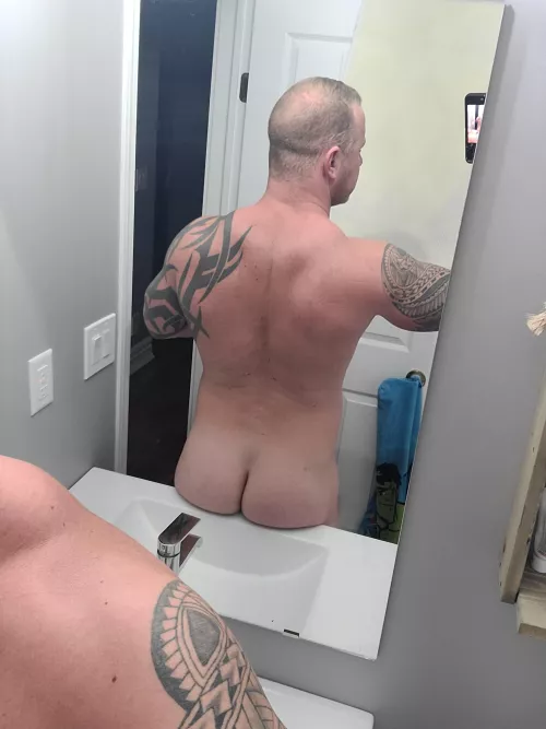 (M)(35) Hockey ass backed up on the sink :)