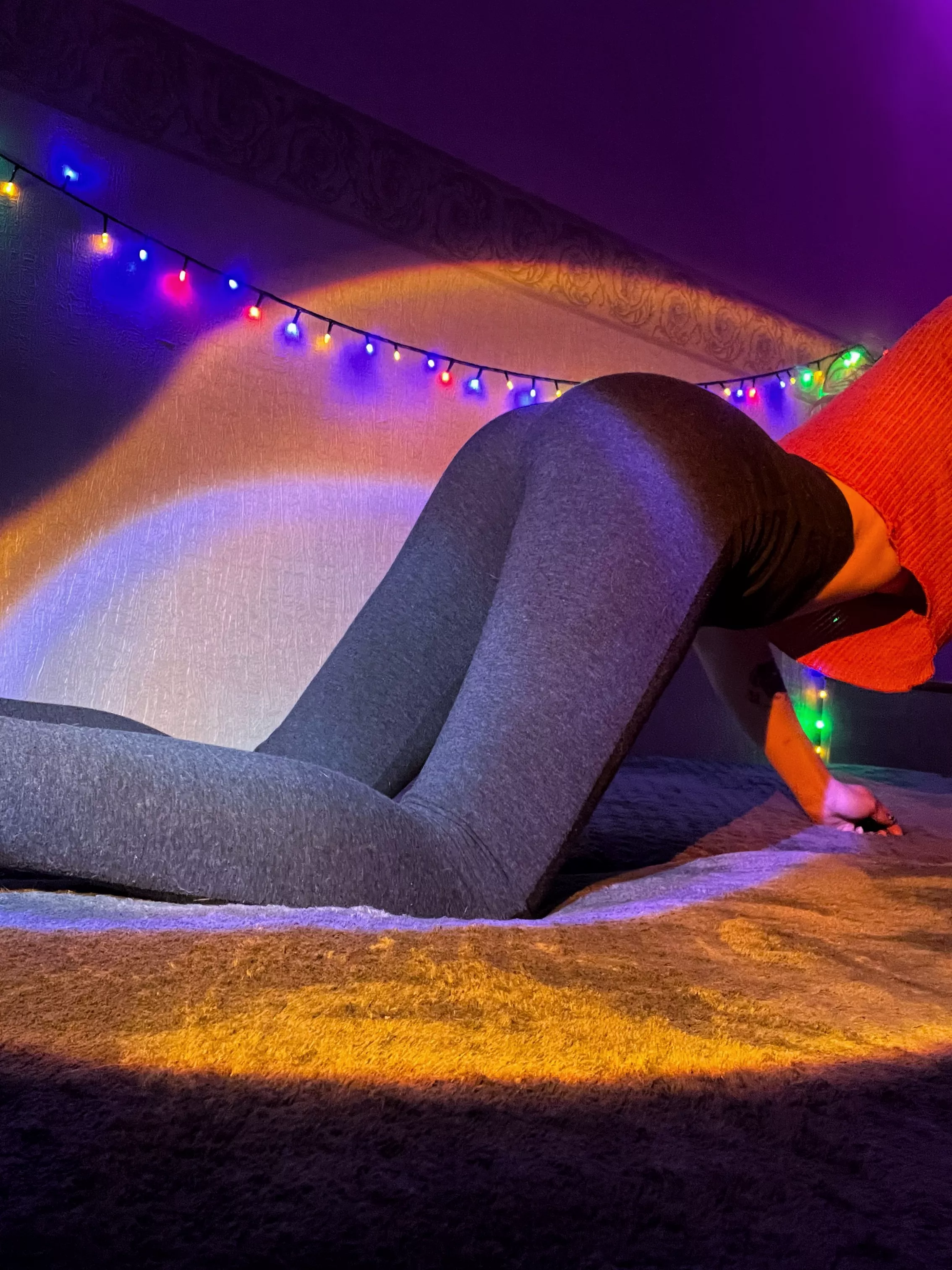 Pointing to where you belong hehe enjoy my new leggings btw