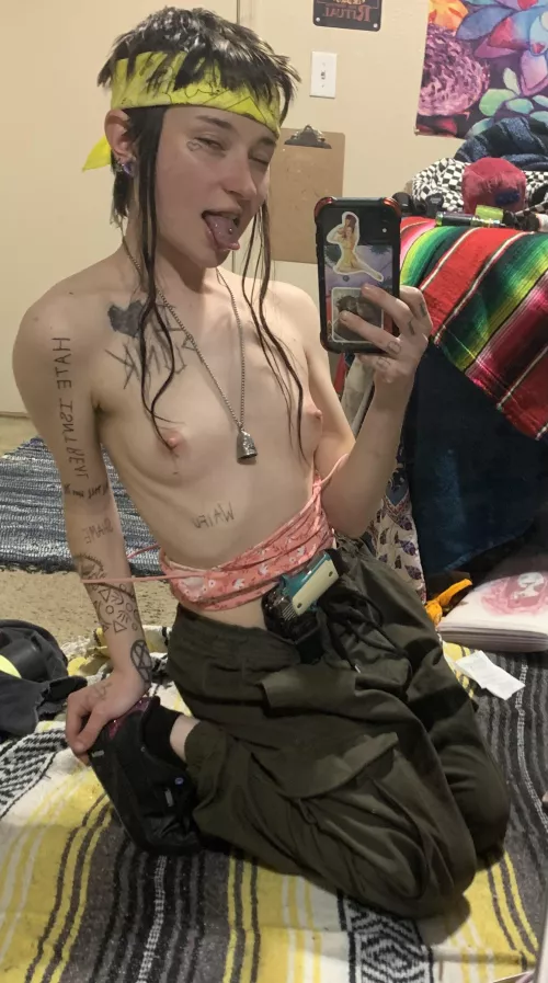 Some trashy gurl with a gun for you UwU