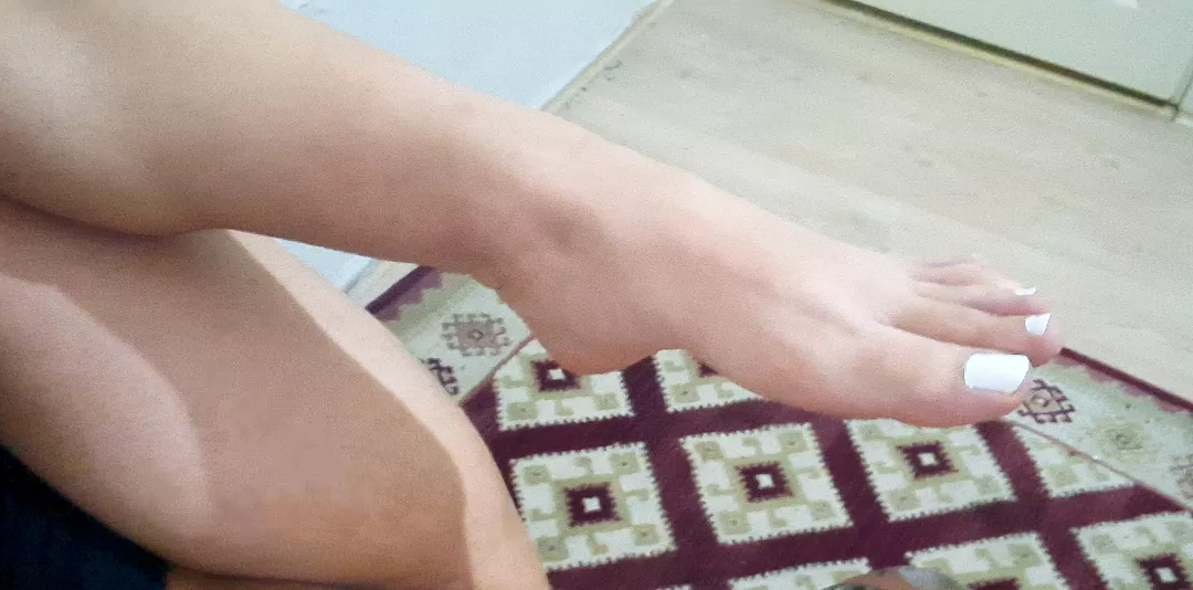 Who loves white toenails?