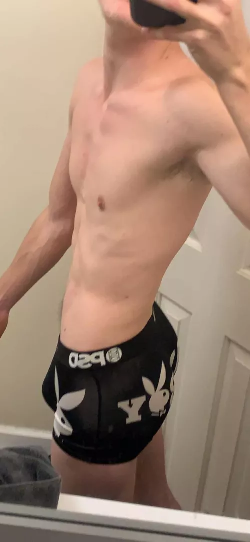 Who wants to nuzzle up in my pits? 😏👅💪