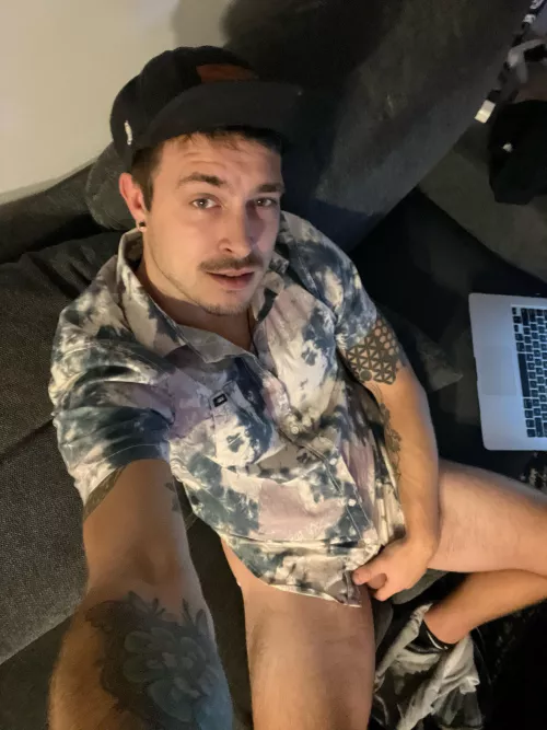 30 looking for a guy to keep me company an start this new year right. Looking for good looking guy into edm an down with kinky stuff snap me a body/face pic snap: dannypvtman
