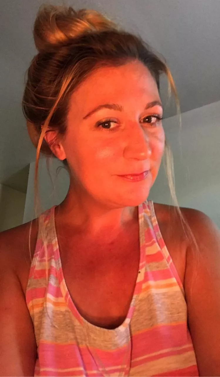 40F what’s everyone doing for NYE? Anything fun??? 🎉🎉😛😘