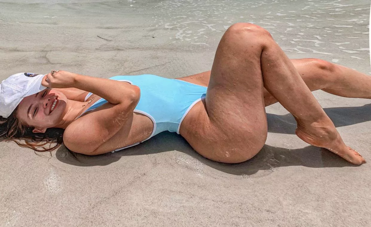 Blonde bubble butt babe