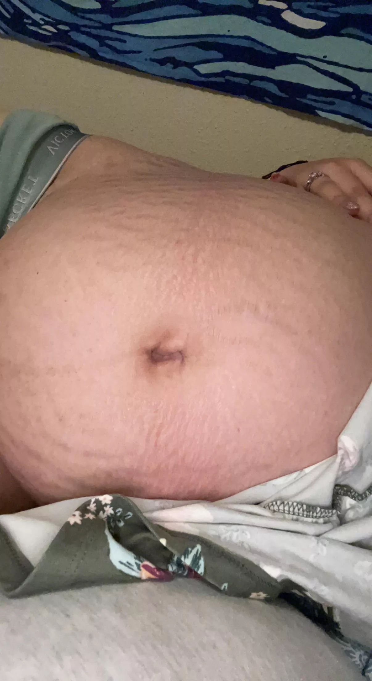 Come spend the new years caressing my big belly 🎉❤️🙈