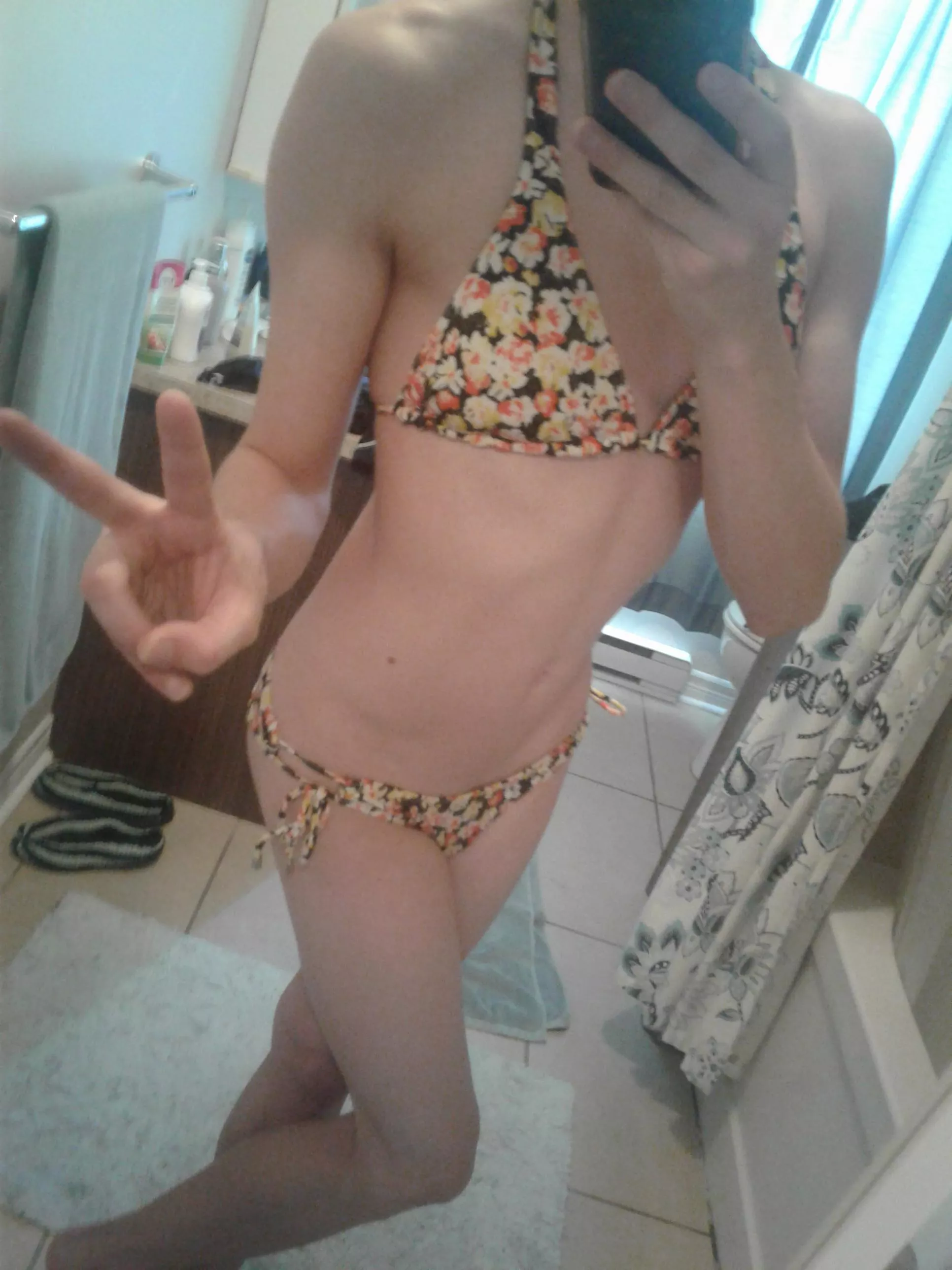 First time crossdressing... >(X.O)< Do I look somewhat femenine? Been 1 years since I start to ask myself question... its been rought... How do you do to keep a smile up?